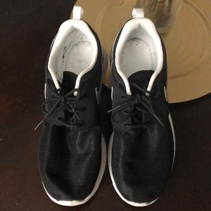 Black & Silver Roches (7 youth, 9 women)